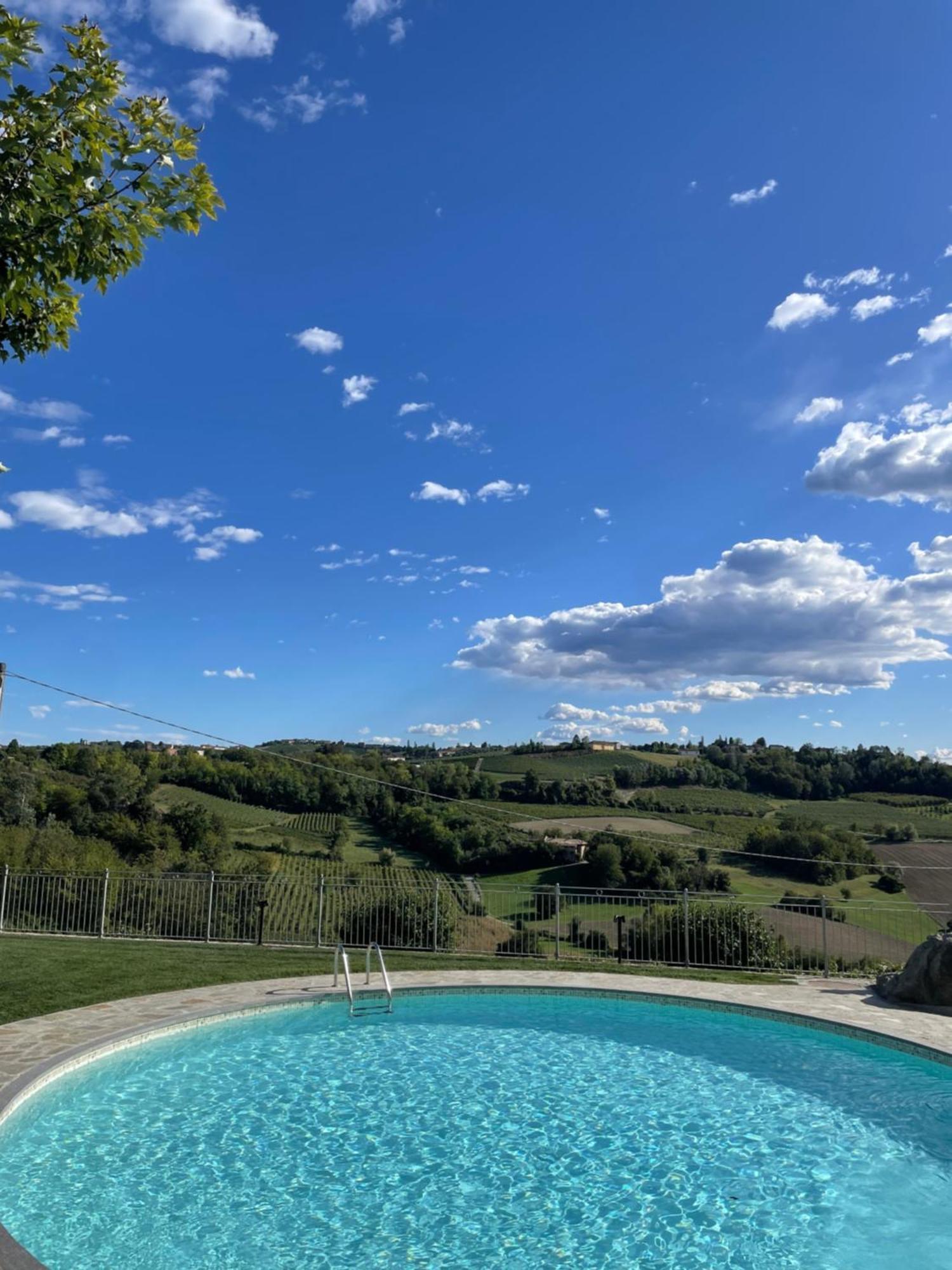 Agriturismo Podere La Piazza 코스티글리올레 다스티 외부 사진