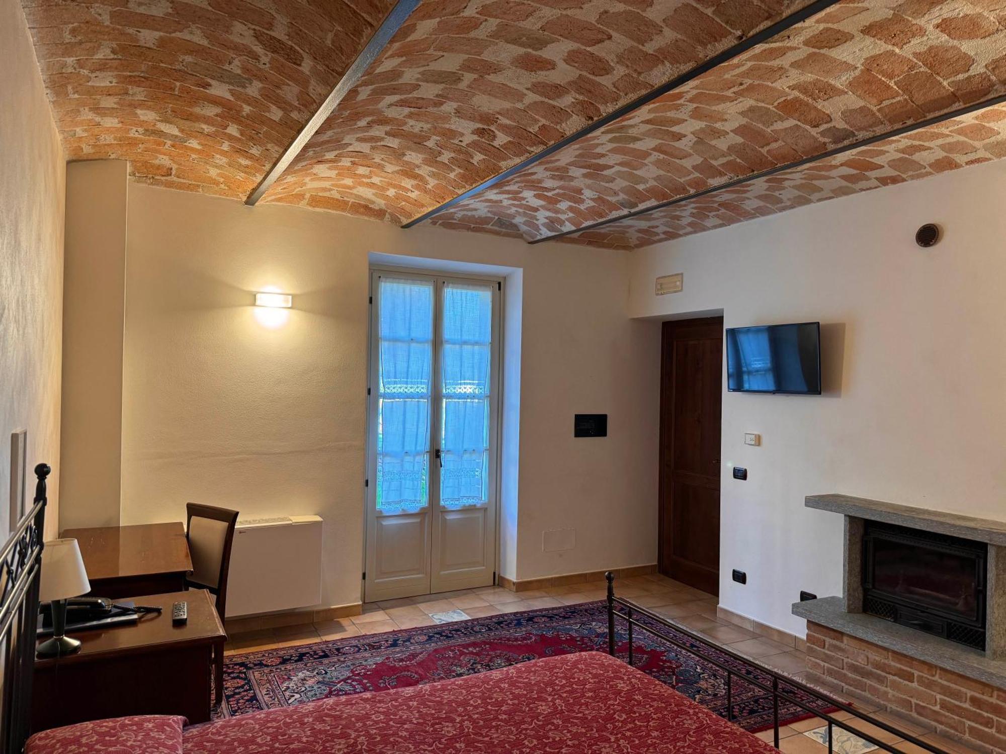 Agriturismo Podere La Piazza 코스티글리올레 다스티 외부 사진